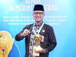 Wali Kota Jakbar Terima Piagam Peghargaan Universal Health Converage Award 2023