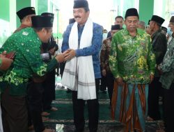 Menteri ATR/Kepala BPN Serahkan Sertifikat Tanah Wakaf untuk NU dan Muhammadiyah di Gresik