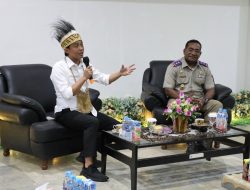 Wamen ATR/Waka BPN Serahkan Sertifikat Tanah demi Kenyamanan Umat dan Keamanan Aset Pemerintah di Papua