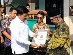 Serahkan Sertifikat ke Rumah Warga Desa Kemplong Pekalongan, Menteri ATR/Kepala BPN Bersyukur BPHTB Rp0