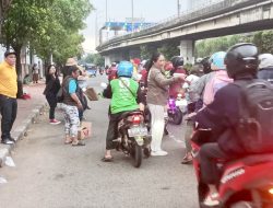 Dihari ke-4 Pewarna Berbagi Nasi Box untuk Pengendara di Latumeten Jakarta Barat