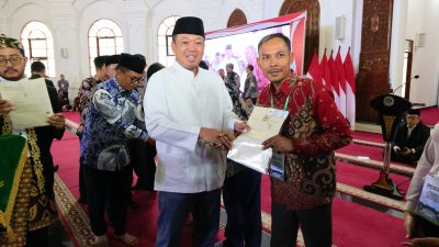 Serahkan 1.334 Sertipikat se-Banten, Menteri Nusron Komitmen Tingkatkan Sertipikasi Tanah Wakaf dan Rumah Ibadah