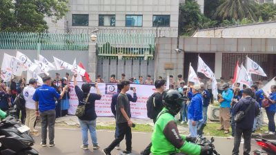 Konfederasi Serikat Buruh Sejahtera Indonesia (KSBSI) menggelar aksi unjuk rasa di depan Kantor Kedutaan Besar Republik Rakyat Tiongkok (RRT) , Selasa (10/12/2025). (NI)