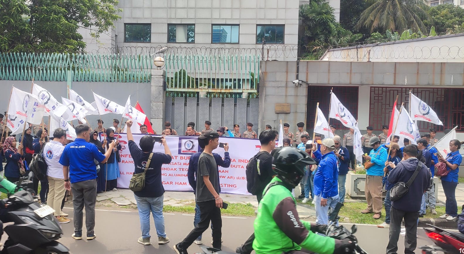 Konfederasi Serikat Buruh Sejahtera Indonesia (KSBSI) menggelar aksi unjuk rasa di depan Kantor Kedutaan Besar Republik Rakyat Tiongkok (RRT) , Selasa (10/12/2025). (NI)