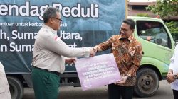 Mendag Busan Serahkan Bantuan Kemendag Peduli untuk Korban Bencana di Sumatra