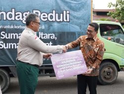 Mendag Busan Serahkan Bantuan Kemendag Peduli untuk Korban Bencana di Sumatra