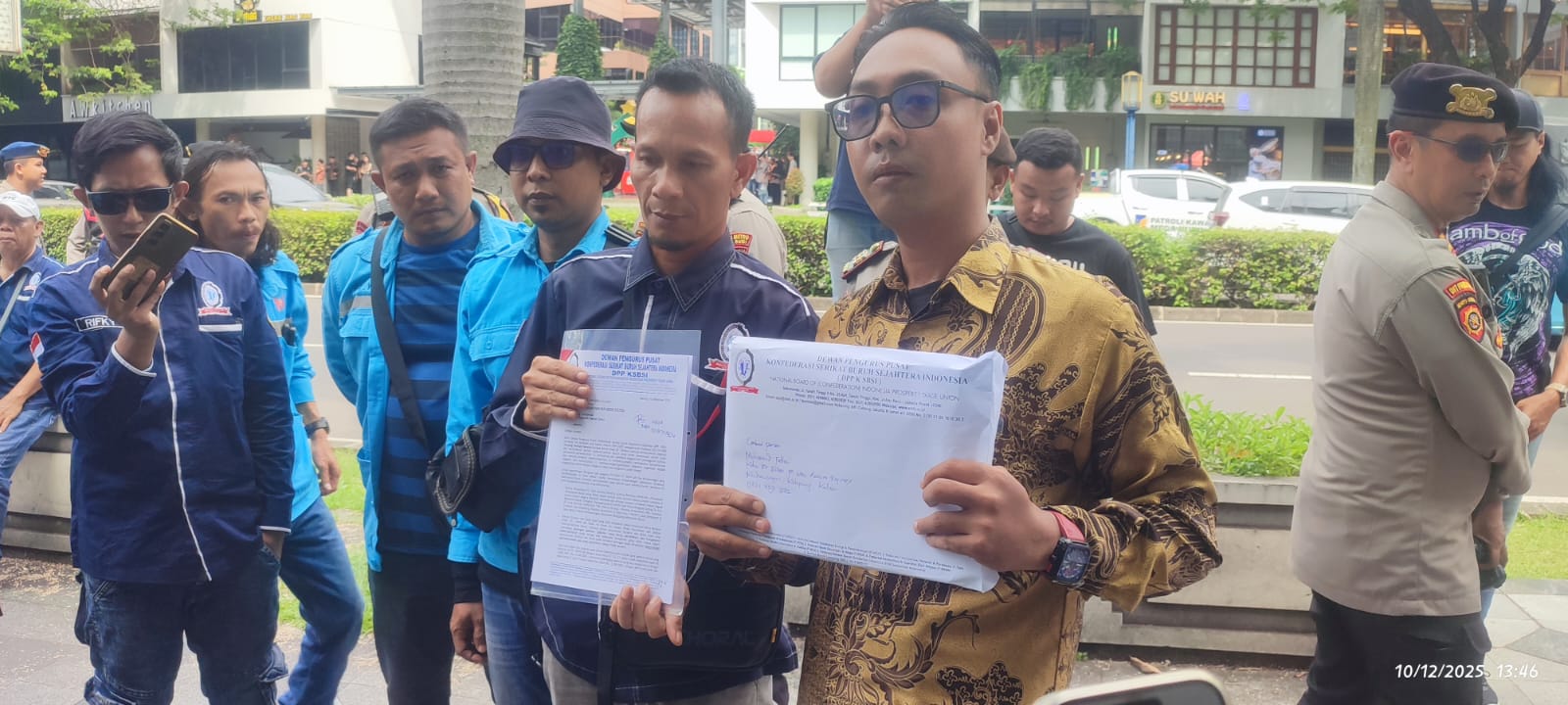 Ketua Pengurus FSBSI PT WHW AR , Muhammad Fathoni (pegang berkas kiri), staf Maklumat Kedubes RRT Bagus (kanan pegang berkas). NI