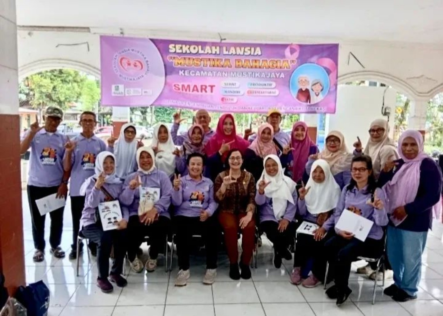 Foto bersama usai kegiatan yang mendapat reaksi positif dari pelbagai kalangan. Diikuti sejumlah lansia dari lingkungan sekitar. Mengusung konsep SMART (Sehat, Mandiri, Aktif, Produktif, dan Bermartabat), Pemkot Bekasi berhasil membawa mandat yang menyapa lansia. Foto: Istimewa.