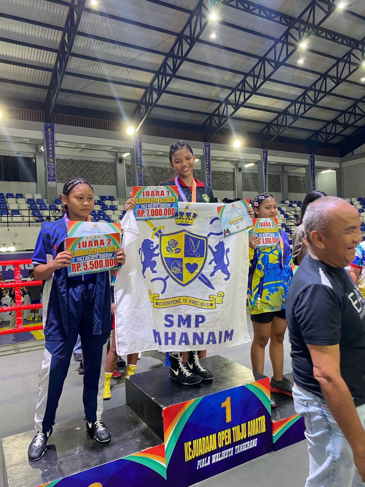 Yuanitha Margaretha (Kelas 9) berkibar. Di usia belia, ia sudah menyabet gelar Juara 1 Women’s Junior di Kejurnas Tinju Amatir 2025. Foto: Istimewa