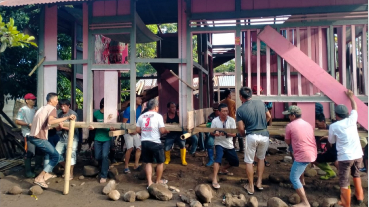 Warga di salah satu desa yang ada di Sulawesi Utara sedang bergotong royong atau dikenal dengan istilah Mapalus. Sumber Foto: Laman Website Desa Motoling.